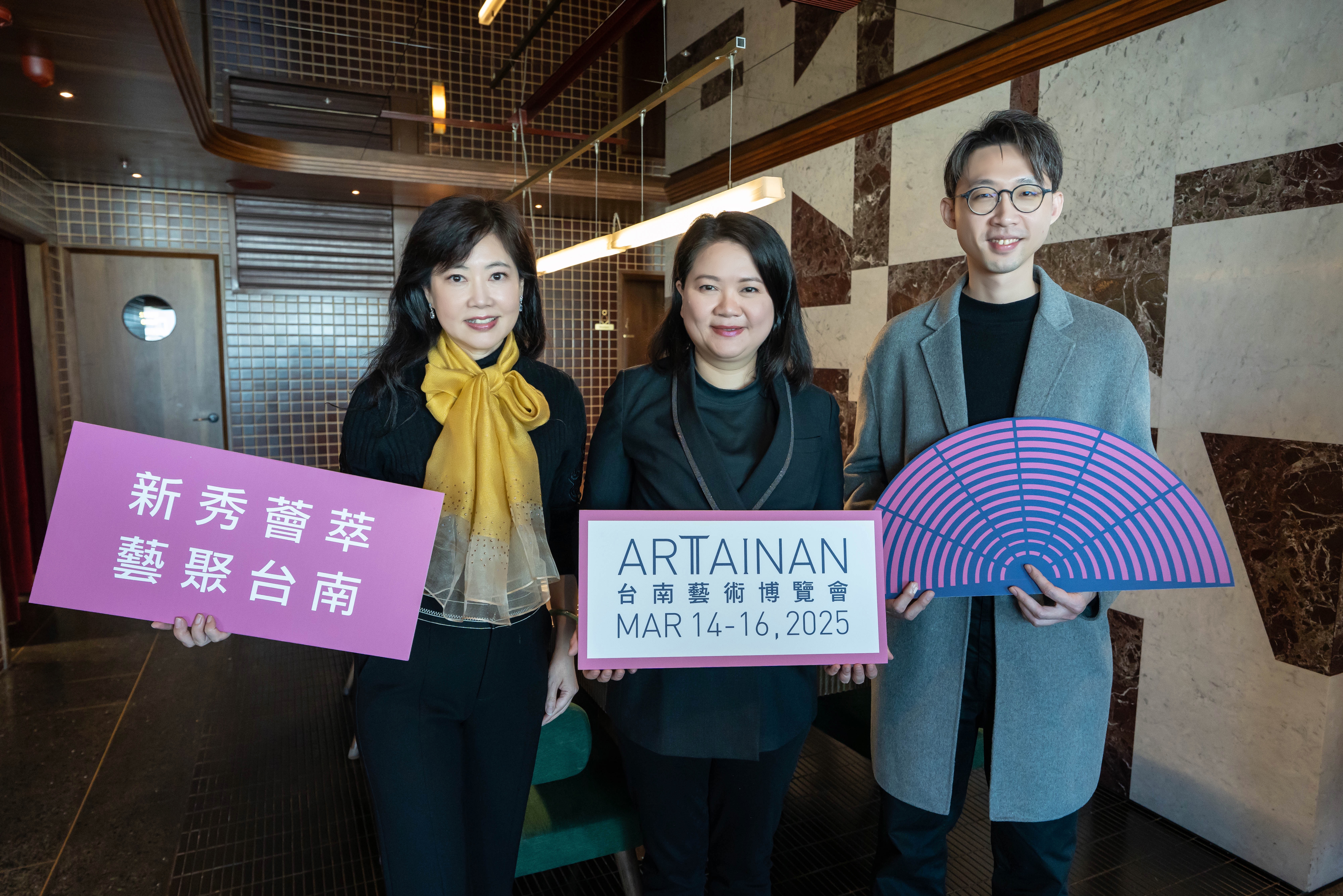 01 – 2025台南藝博展前亮點公布 – 左起畫廊協會秘書長游文玫、畫廊協會理事長陳菁螢、臺南市政府文化局陳富堯科長