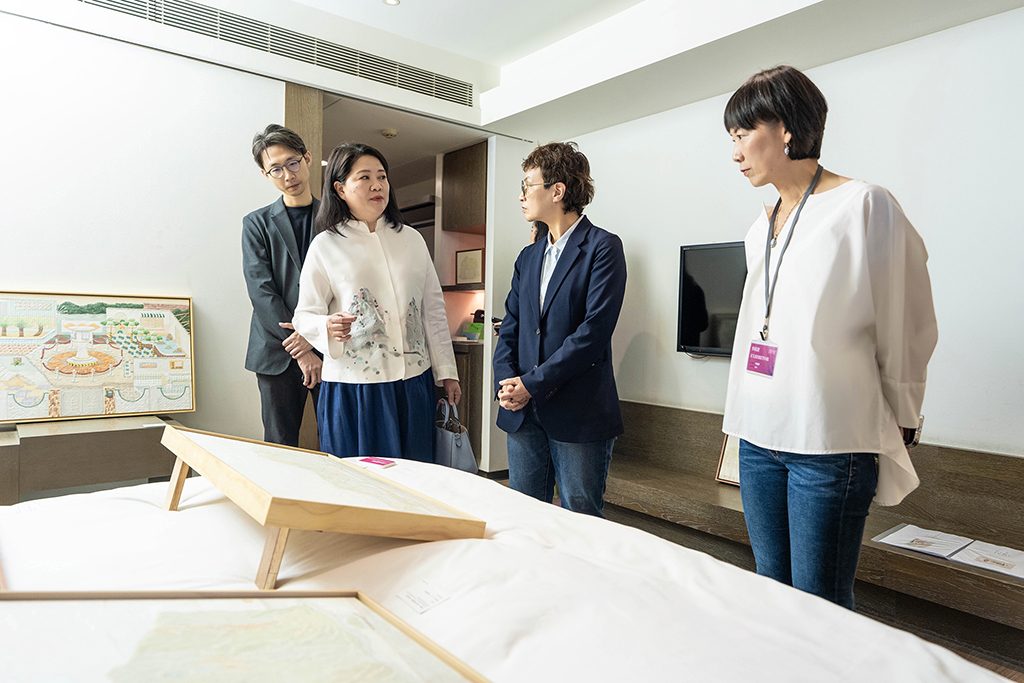 ART TAINAN 2025 台南藝術博覽會開幕式 - 臺南市副市長趙卿惠參觀臺南新藝獎弎畫廊x張芸家展間