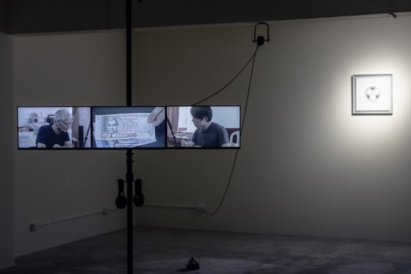 致穎 Musquiqui Chihying, 鈔票 The Banknote, 8分鐘循環播放 8 min on loop, 三頻道錄像 Three-channel video, 2024 致穎 Musquiqui Chihying, 鈔票 The Banknote, 8分鐘循環播放 8 min on loop, 三頻道錄像 Three-channel video, 2024